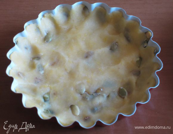 Тесто выложить в формочки и наколоть вилкой.