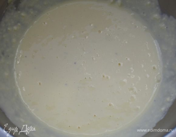 Заливка: йогурт взбить с яйцом, добавить натёртый на мелкой тёрке сыр, посолить, поперчить и хорошо перемешать.