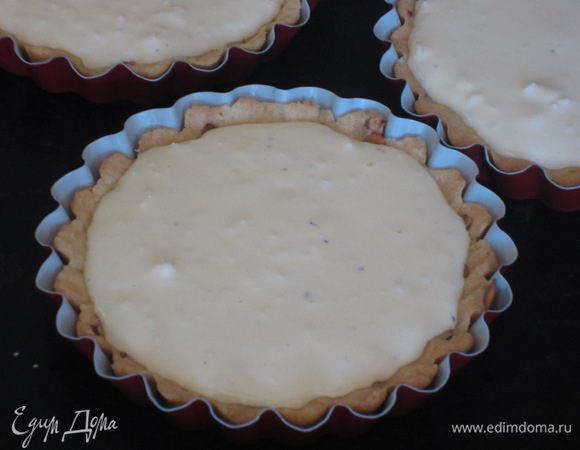 Вылить заливку на тарталетки.