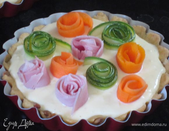  Удалить зубочистки и выложить  розочки на заливку.