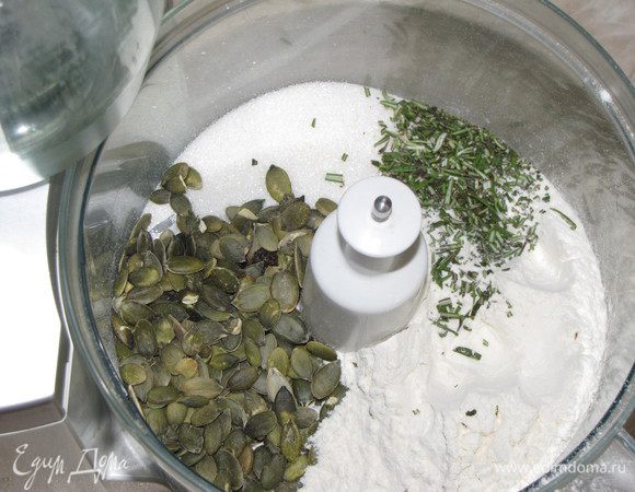 В чашу блендера всыпать просеянную муку, сахар, тыквенные семечки и мелко нарезанный свежий  розмарин. Хорошо взбить, чтобы семечки измельчились.