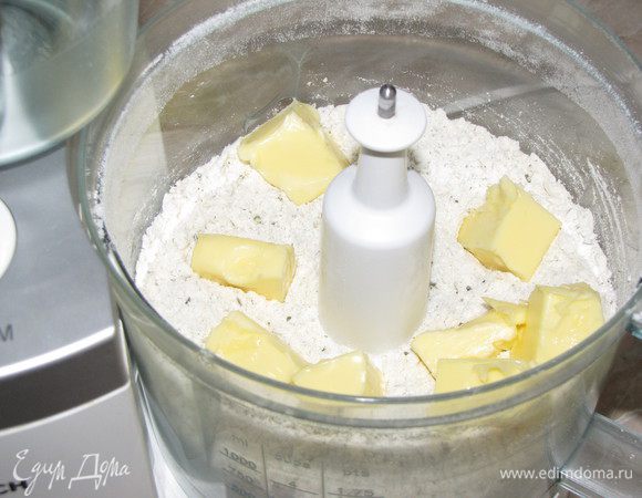 Затем добавить мягкое сливочное масло, еще раз взбить.