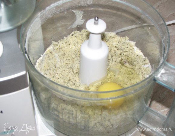 Далее добавить 1 яйцо, взбить.