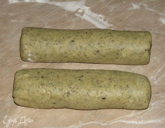 Получится однородное мягкое тесто из которого нужно сформировать две колбаски, завернуть в пищевую пленку и убрать в холодильник на 30 минут.