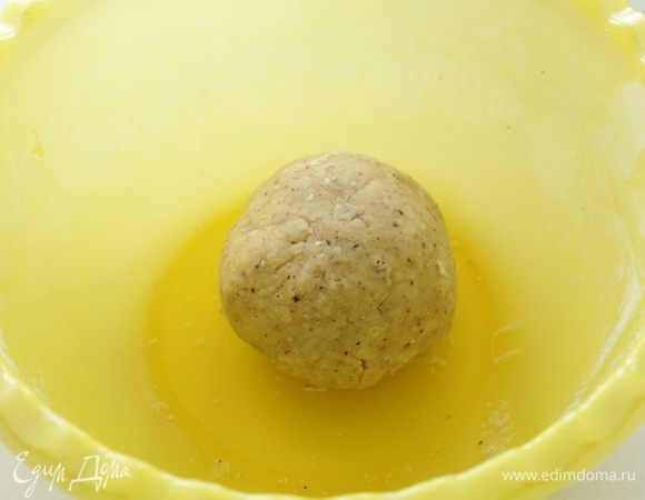 Сформировать шар, накрыть пленкой и убрать в холодильник на 30 мин.