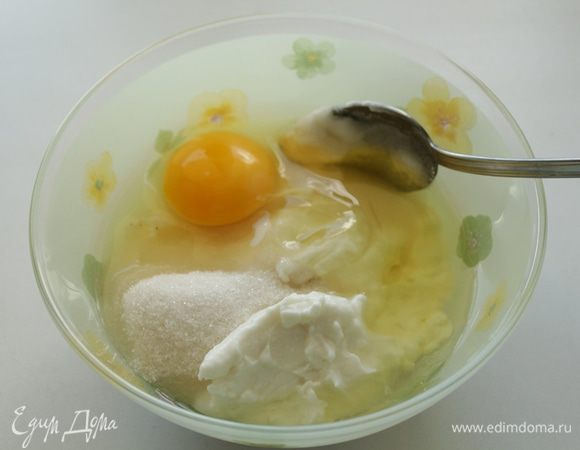 Яйцо и белок слегка взбить с сахаром, добавить рикотту, перемешать до получения однородной массы.