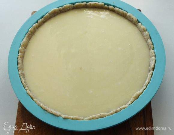 Вынуть основу для тарта, выложить начинку.