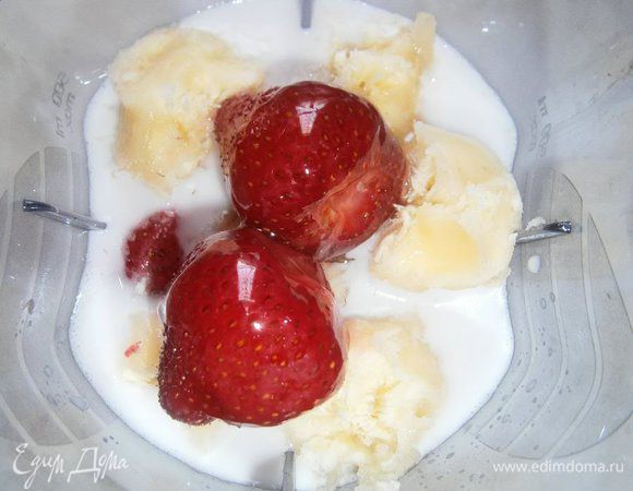 В блендер влить кокосовое молоко, добавить овсяные хлопья, кокосовую стружку ( оставшуюся от приготовления кокосового молока), банан, клубнику и мёд.