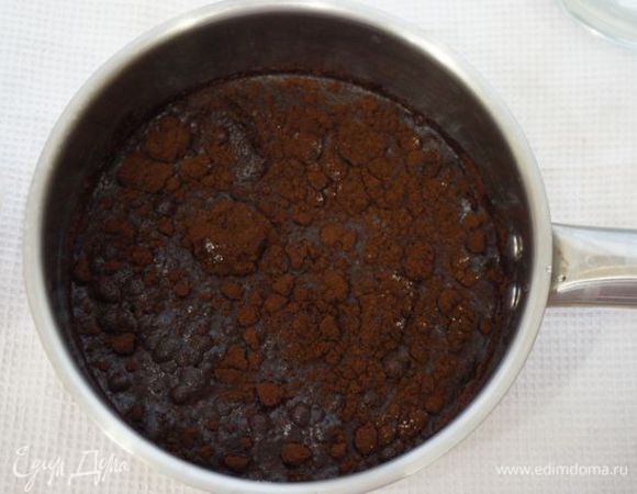 Заливаем водой, добавляем сахар и завариваем (правильно будет довести его до кипения, но не кипятить).