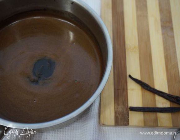 Добавляем половину стручка ванили.