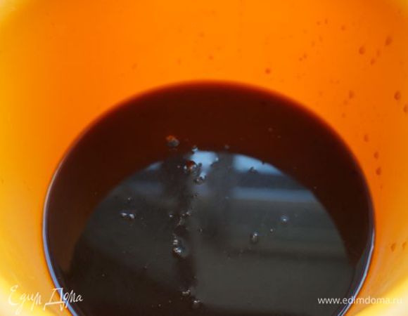 Процеживаем через марлю кофе.