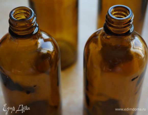 Переливаем в стеклянные бутылки, закрываем, хранится долго в темном прохладном месте (у меня в барном шкафу).