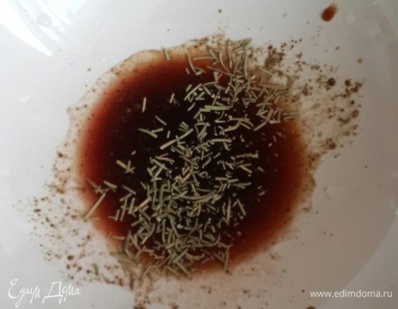 Вымыть грудку и обсушить бумажным полотенцем. Смешать в тарелке все ингредиенты для маринада: соус, вино, перец, розмарин, масло и чеснок. Выложить туда грудку. Я поставила под пресс. Накрыла грудку тарелкой, а на тарелку поставила бутылку с водой. Мариновала где-то 20 мин. Один раз переворачивала.