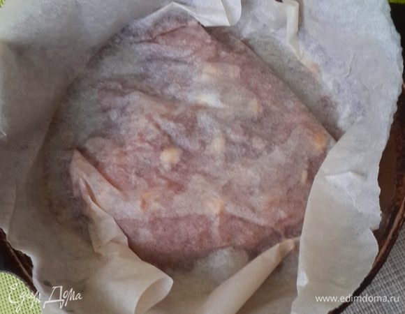 Закрываем внахлест бумагой для выпечки. И засыпаем солью. У меня соли не было крупной, я засыпала мелкую и всего 100 грамм. Мало, но уже как есть!!