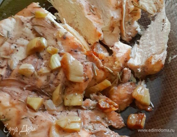 Ставим в разогретую духовку на 180 гр. На 20 мин. И уже через 5 мин из духовки пахнет чесноком!!! И маринадом остреньким. Оно получилось так, как будто я его делала на мангале. Верх был румяным а внутри хорошее белое мясо. 
В следующий раз я приготовлю из индейки и побольше))))