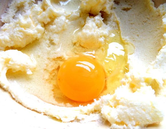 Далее вбить яйцо.