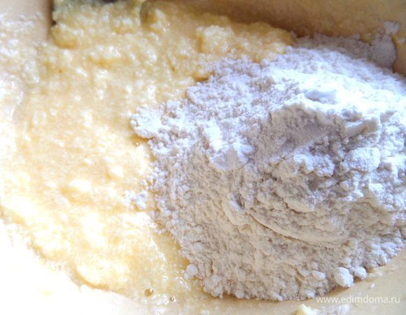 Муку сначала стакан, всыпав в неё разрыхлитель или соду.