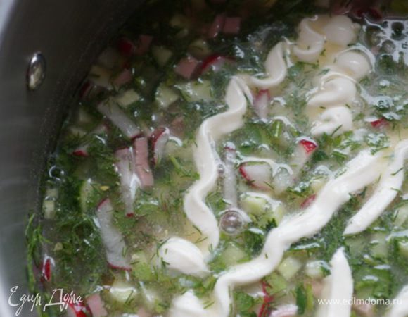 Добавляем соль, горчицу, молотый перец, воду холодную ( до 2 литров), но это уже все по вкусу. И самое главное - не забудьте о сметане. Хорошо все размешать и подавать к столу!!!