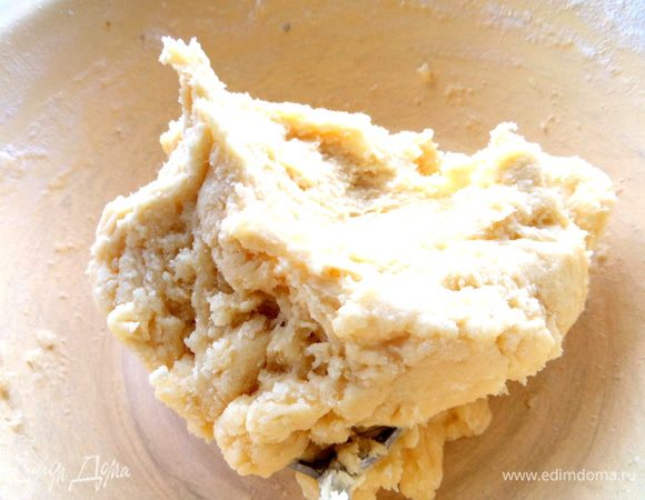 Затем потребовалось ещё полстакана муки, чтобы получить крутое тесто.