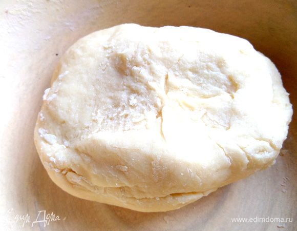 Мне понадобилась ещё ложка муки, чтобы тесто не липло к рукам и свободно отходило от миски.