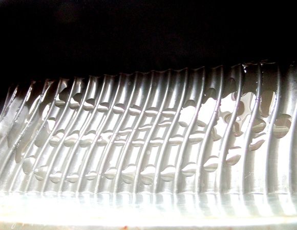 Силиконовую форму-кирпичик (10 см на 23 см) сбрызнем растительным маслом.