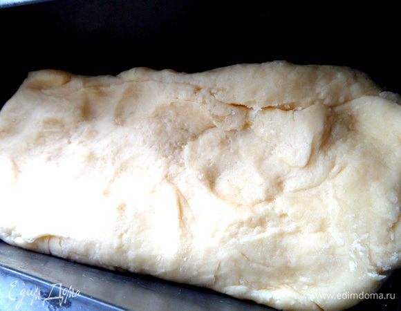 Переносим расплющенную лепёшку-прямоугольник из теста на дно...