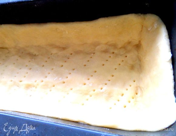 Разминаем руками, делая бортики. Наколем дно вилкой. Можно убрать пока в холодильник.