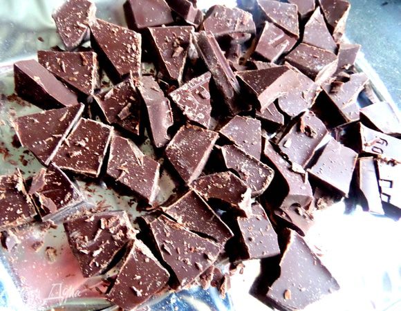 Шоколад побить или надломать ножом на кусочки.