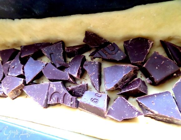 Выложить на дно теста.