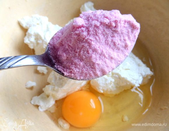 Добавим ложку крахмала (и ложку сахара) или пару ложек готового концентрата клюквенного киселя ( в нём уже есть сахар!), который всегда держу в доме)))