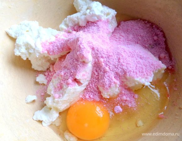 Можно и без крахмала рискнуть,творог никуда не убежит,только нарезаться будут не такие красивые ровные кусочки)))