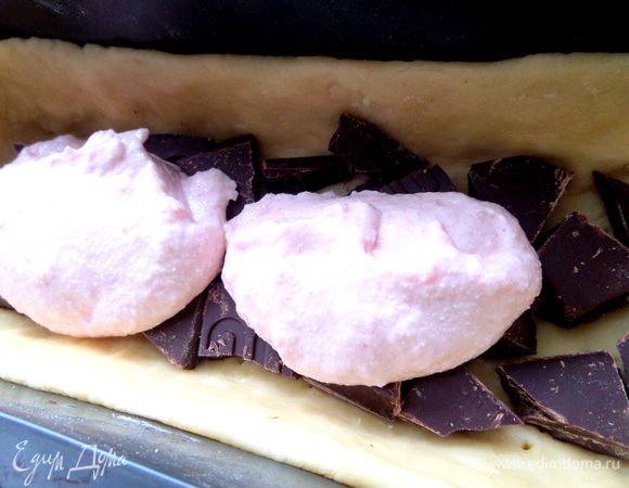 Покрываем массой шоколад.