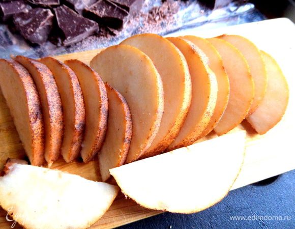 Для дополнительных изысков нарежем дольками грушу.