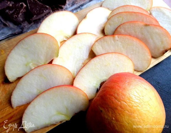 И яблоко...Желательно с яркой кожурой для декора)))