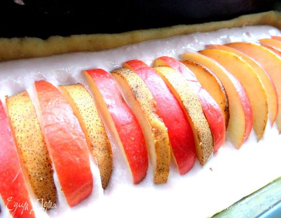 Втыкаем, чередуя, дольки фруктов в творожный мусс.