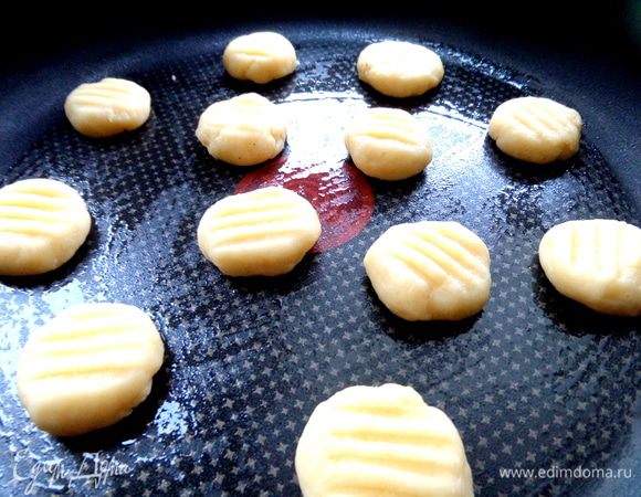 Из остатков теста крутим шарики и расплющиваем вилкой в форме.