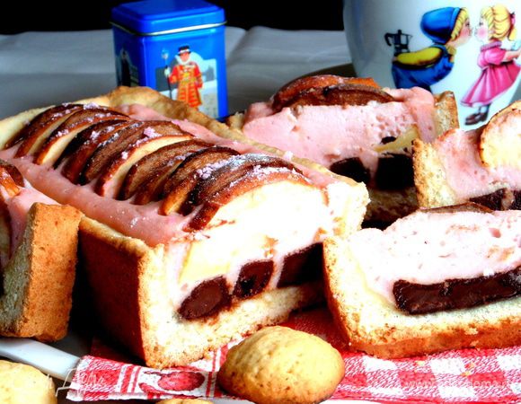 Отрезаем порции-ломтики,в каждом из которых и шоколад и кусочки фруктов)))