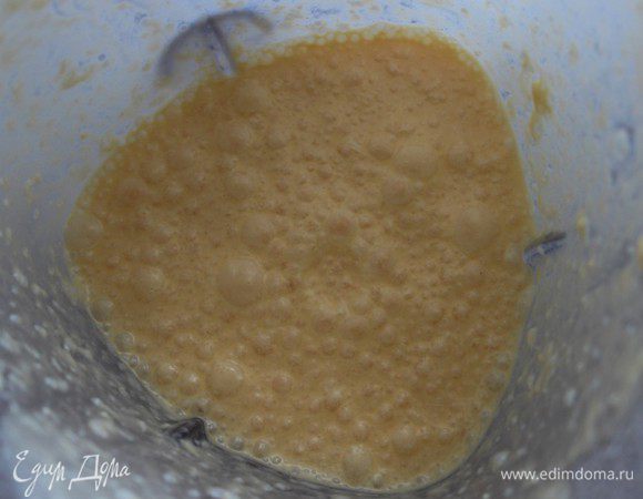 Сливочное масло взбить в блендере до пышности. Не прекращая взбивать по одному добавить яйца. Взбить до однородности. (Оставить немного яичного белка для смазывания пирога перед выпечкой).