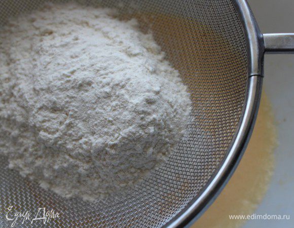 Перелить смесь в широкую миску, добавить просеянную с разрыхлителем муку, сметану и немного посолить. Быстро вымесить тесто, затянуть его пленкой и отправить в холодильник на 1 час. У меня ушло немного больше муки, примерно на 50-70 г...