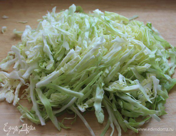 Для начинки мелко порубить небольшой кочан молодой капусты.