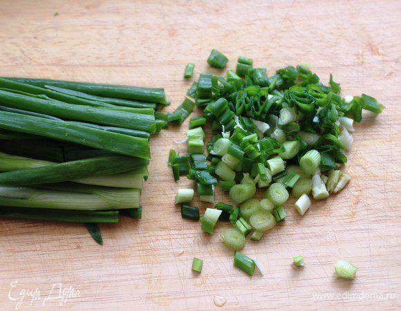 Помыть и обсушить зелень. Мелко порубить лук...