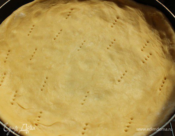 Тесто разделить на 2 части. Раскатать два коржа толщиной 0,5 см. Один корж выложить на противень (или в форму), сделать наколы вилкой.