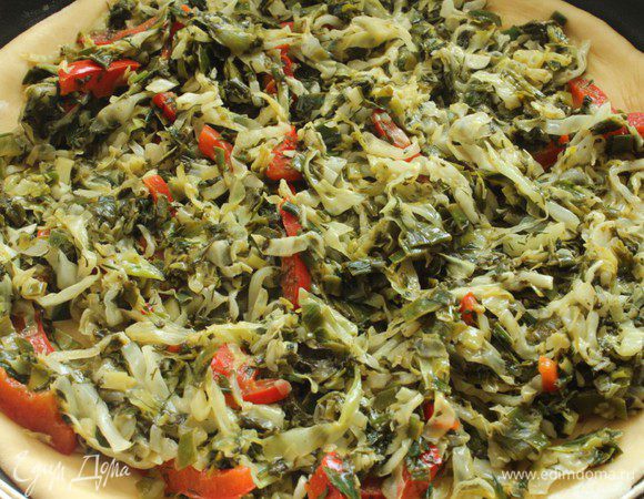 По центру выложить начинку горкой.