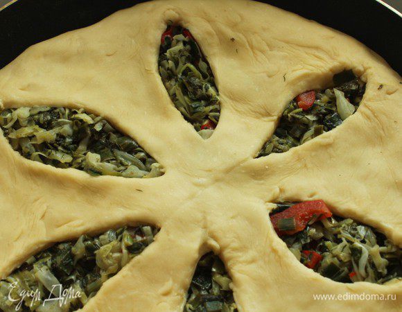 Накрыть вторым коржом, соединить края. На верхнем корже  сделать фигурные вырезы. Смазать верх яйцом и выпекать при  Т 180 градусов 40-45 минут.