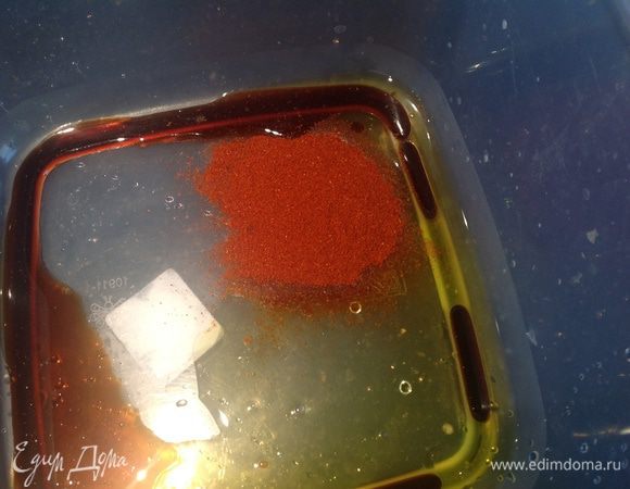 Смешайте 1 ст л оливкового масла, соевый соус, паприку и мед...