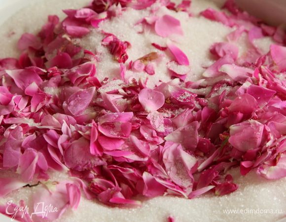 Лепестки перебираем, складываем в миску и засыпаем 500 грамм сахара.
