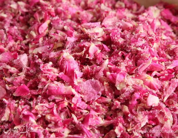 Теперь руками перетираем лепестки с сахаром до появления влаги, добавляем сок одного лимона.