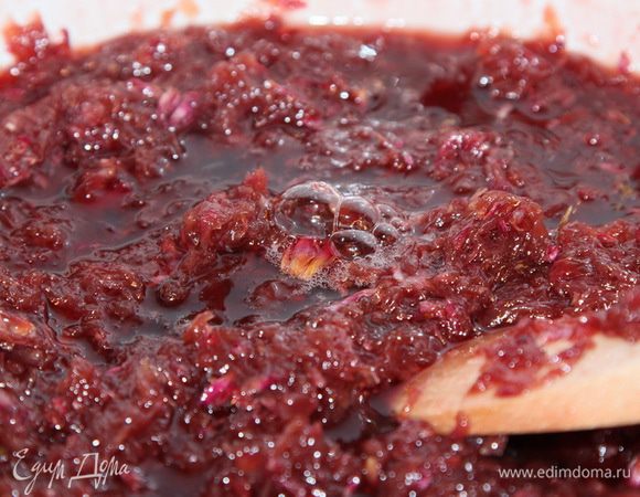 Оставляем часа на 4 в теплом месте (я в кухне на столе оставила, у нас уже не просто тепло, а очень жарко). За это время несколько раз перемешиваем лепестки. Затем делаем сироп: в 1 литре воды растворяем 500 грамм сахара и доводим до кипения. Заливаем лепестки, перемешиваем и доводим до кипения. Выключаем и оставляем до полного остывания. Затем снова доводим до кипения, выключаем и даем полностью остыть. Так я делаю два раза в сутки: утром перед работой и вечером после работы. Пока варенье остывает лишняя, ненужная жидкость (вода) испаряется и в результате остается только сироп с чайной розы. В этот раз мне хватило трех дней, чтобы получилась нужная мне консистенция. Баночки простерелизовали любым способом. Доводим до кипения варенье последний раз. 