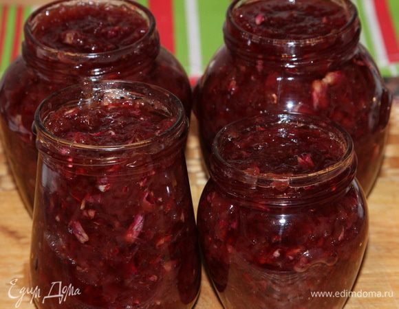 И раскладываем по баночкам. Затем расстилаем на столе полотенце и донышком пару раз стукнем чтобы варенье улеглось плотненько. Без крышек оставляем остывать до полного. За это время варенье сверху покроется пленкой-корочкой. 