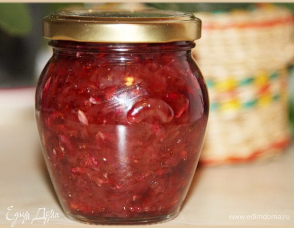 Когда варенье полностью остыло, закручиваем или закатываем крышками и отправляем на хранение. Такое варенье можно использовать и в выпечке: как добавку в фруктовую начинку для пирогов, прослойку для тортов, в тесто для печений. В общем, много для чего можно использовать, но главное его предназначение: справляться с воспалительными и инфекционными заболеваниями полости рта. Например, стоматита. Не болейте и здравствуйте все!